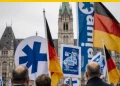 Persone in piazza con bandiere tedesche e cartelli AfD, Germania