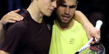 Jannik Sinner e Carlos Alcaraz si abbracciano in campo.