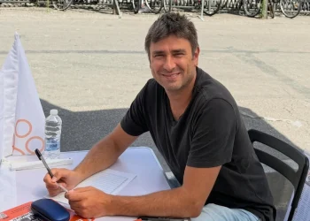 Di Battista rientra a Ciampino in aeroambulanza dopo il ricovero a Cuba