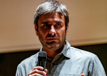 Di Battista sarebbe in viaggio per l'Italia dopo l'operazione d'urgenza a Cuba