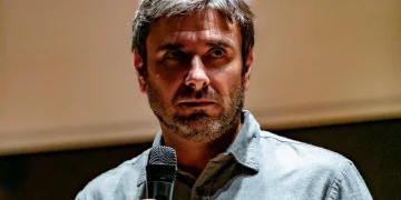 Di Battista sarebbe in viaggio per l'Italia dopo l'operazione d'urgenza a Cuba