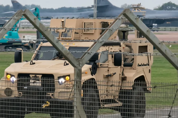 Allarme vicino alla base RAF Fairford, indaga l’antiterrorismo