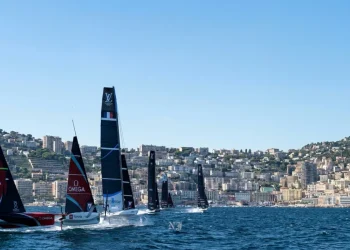 Barche a vela America's Cup sfrecciano in mare davanti alla costa di Napoli.