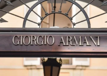 Insegna Giorgio Armani con logo metallico ben leggibile.