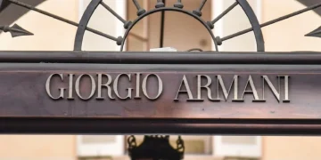 Insegna Giorgio Armani con logo metallico ben leggibile.