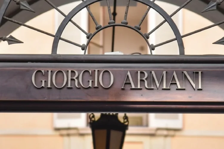 Insegna Giorgio Armani con logo metallico ben leggibile.
