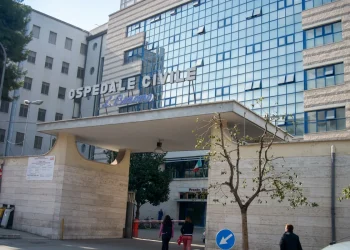 Ingresso Ospedale Civile L. Bonomo Barletta con persone camminano