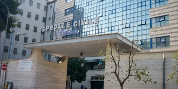 Ingresso Ospedale Civile L. Bonomo Barletta con persone camminano