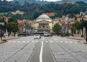 Vista panoramica della Gran Madre di Dio e traffico in una strada di Torino.