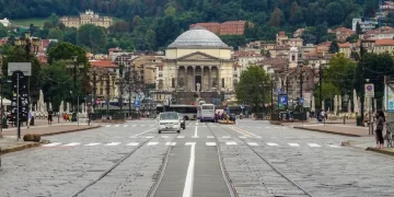 Vista panoramica della Gran Madre di Dio e traffico in una strada di Torino.