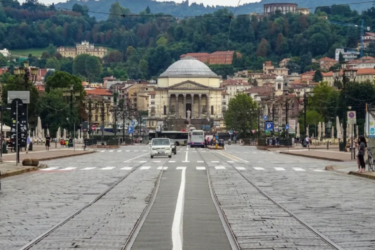 Vista panoramica della Gran Madre di Dio e traffico in una strada di Torino.
