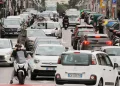 Coda di automobili in strada urbana, traffico intenso di veicoli