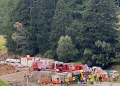 Autobus turistico rovesciato sul fianco dopo un grave incidente in montagna