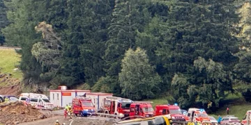 Autobus turistico rovesciato sul fianco dopo un grave incidente in montagna