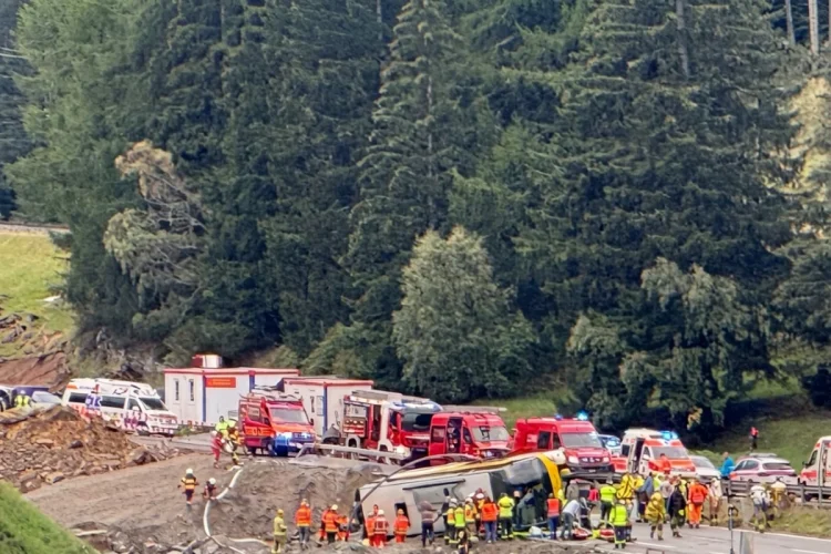 Autobus turistico rovesciato sul fianco dopo un grave incidente in montagna