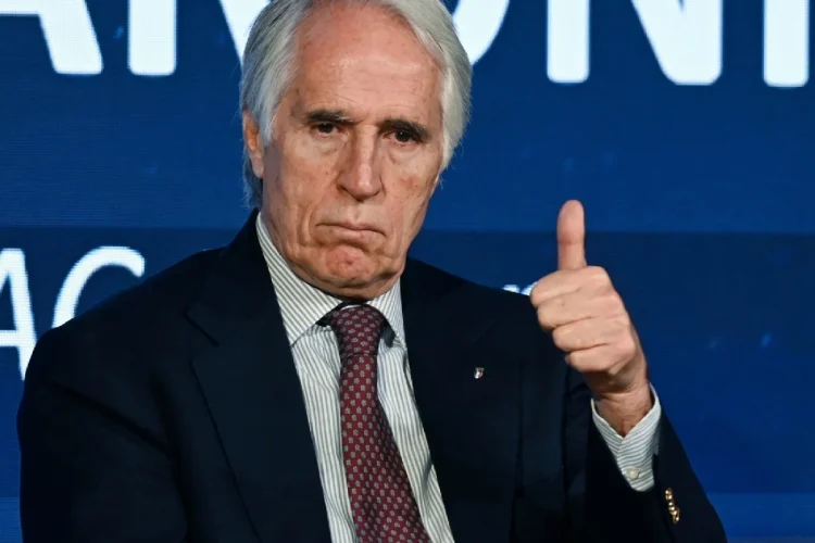 Giovanni Malagò in giacca e cravatta fa un gesto di approvazione.
