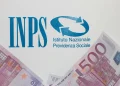Logo INPS e banconote da 500 euro su sfondo bianco.