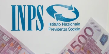 Logo INPS e banconote da 500 euro su sfondo bianco.