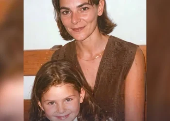 Lea Garofalo sorride con la figlia Denise Cosco bambina in braccio.