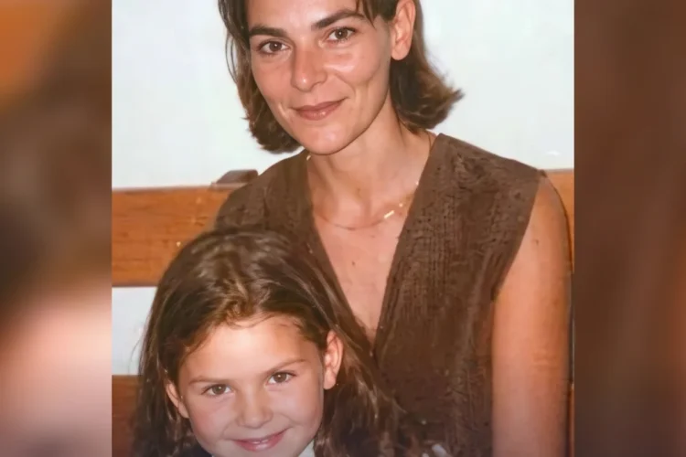 Lea Garofalo sorride con la figlia Denise Cosco bambina in braccio.