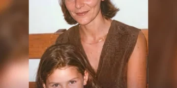 Lea Garofalo sorride con la figlia Denise Cosco bambina in braccio.