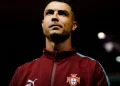 Cristiano Ronaldo guarda in alto con la maglia del Portogallo.