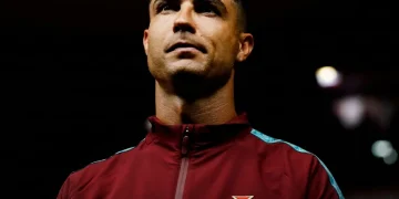 Cristiano Ronaldo guarda in alto con la maglia del Portogallo.