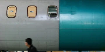 Fusoliera di aereo Bombardier in costruzione dentro una fabbrica