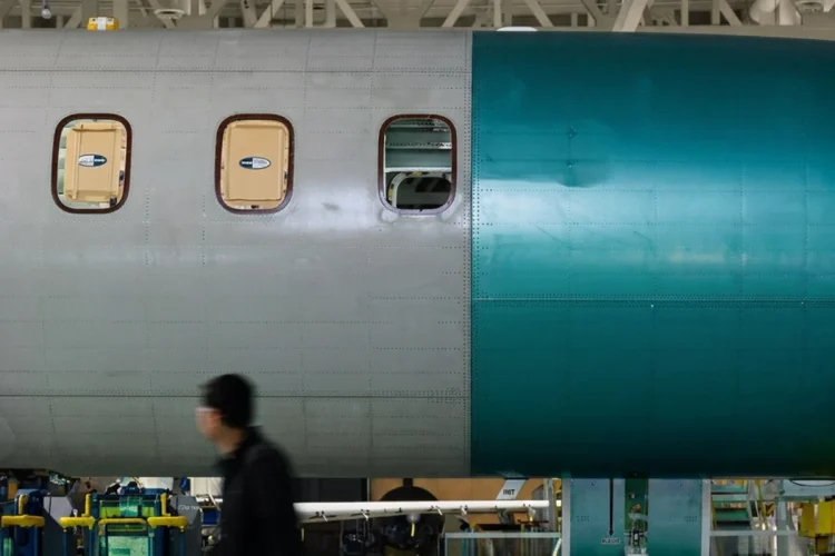 Fusoliera di aereo Bombardier in costruzione dentro una fabbrica