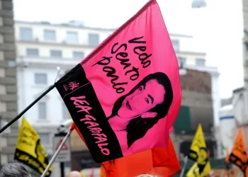 Bandiera fucsia con ritratto di Lea Garofalo a manifestazione per legalità