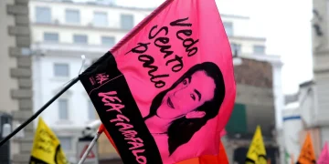 Bandiera fucsia con ritratto di Lea Garofalo a manifestazione per legalità