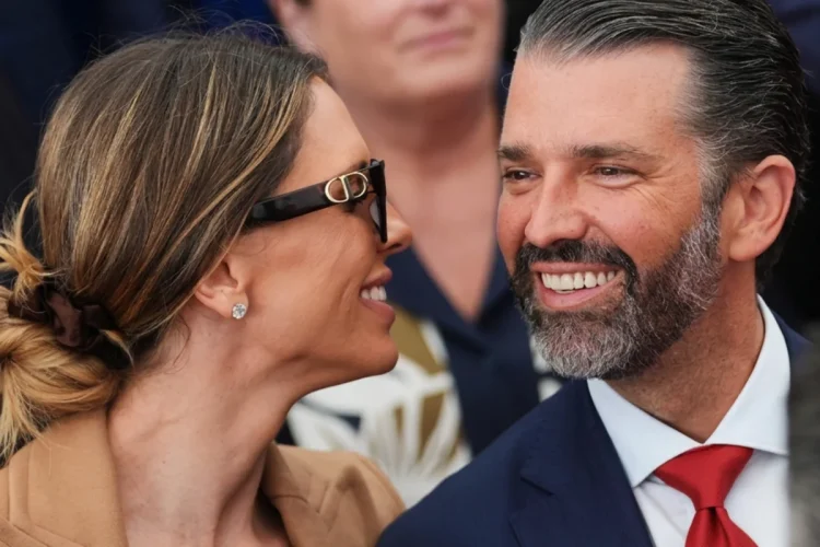 Donald Trump Jr. sorride a Kimberly Guilfoyle con occhiali da sole.