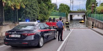 Donna annegata, un carabiniere la estrae