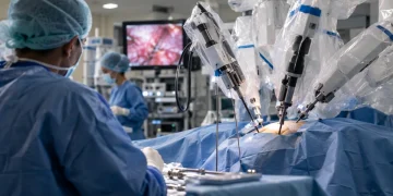 Robot chirurgico assiste medici in sala operatoria durante un intervento