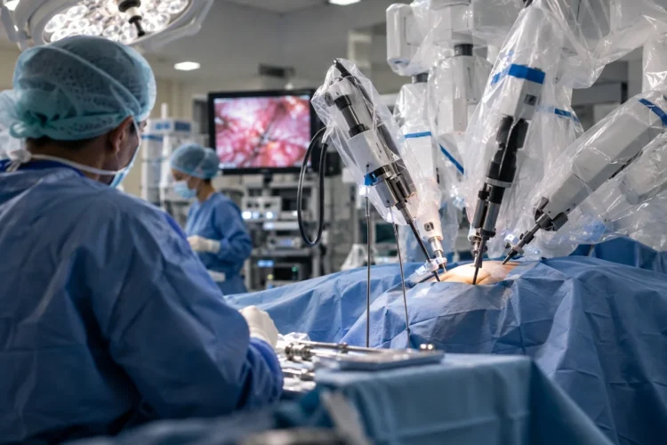 Robot chirurgico assiste medici in sala operatoria durante un intervento