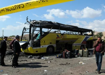 Autobus turistico giallo distrutto dopo un incidente in Egitto.