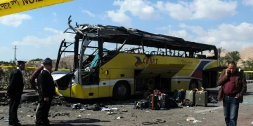 Autobus turistico giallo distrutto dopo un incidente in Egitto.