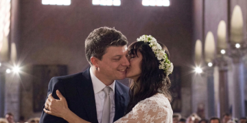 Elisa Toffoli e Andrea Rigonat si baciano durante il matrimonio in chiesa. Elisa Toffoli e Andrea Rigonat si sono separati dopo 18 anni insieme