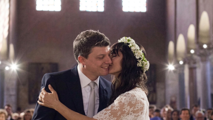 Elisa Toffoli e Andrea Rigonat si baciano durante il matrimonio in chiesa. Elisa Toffoli e Andrea Rigonat si sono separati dopo 18 anni insieme
