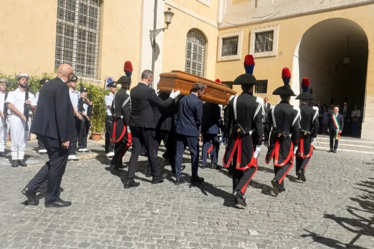 Carabinieri in alta uniforme portano una bara di legno per funerali in Campidoglio