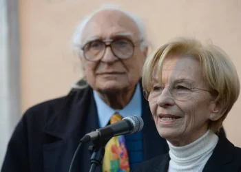 Emma Bonino parla al microfono, Marco Pannella sullo sfondo.