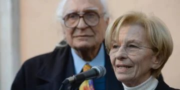 Emma Bonino parla al microfono, Marco Pannella sullo sfondo.