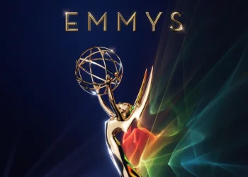 Statuetta dorata del premio Emmy con la scritta EMMYS in alto.