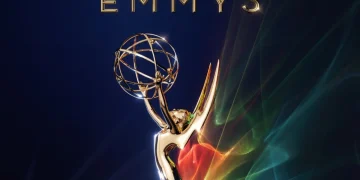 Statuetta dorata del premio Emmy con la scritta EMMYS in alto.