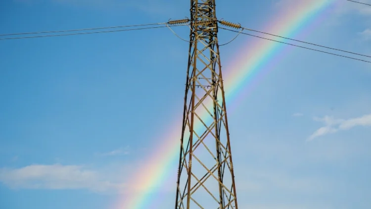 Eni, dopo il tetto ai prezzi di gasolio e benzina, "offre un nuovo contributo alle famiglie italiane nell'ambito dell'iniziativa Eni per l'Italia, volta a supportare i cittadini nel sostenere i prezzi elevati dell'energia". Lo si legge in una nota del Cane a Sei Zampe, in cui si annuncia che il gruppo offrirà, a partire dal primo ottobre e per i clienti che sottoscriveranno l'offerta entro il 24 ottobre tramite Plenitude, il 30% di sconto sui corrispettivi luce e gas rispetto alla principale offerta a prezzo fisso, con prezzo bloccato per due anni. #ANSA https://t.co/cPw8BAk6DI | @Agenzia_Ansa