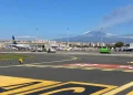 Aeroporto di Catania con aereo Ryanair ed Etna fumante sullo sfondo