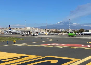 Aeroporto di Catania con aereo Ryanair ed Etna fumante sullo sfondo