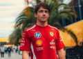 Charles Leclerc in maglia Ferrari con palme sullo sfondo