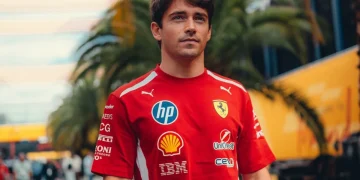 Charles Leclerc in maglia Ferrari con palme sullo sfondo