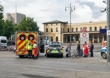 Personale di soccorso con ambulanza e polizia davanti alla stazione di Augusta.